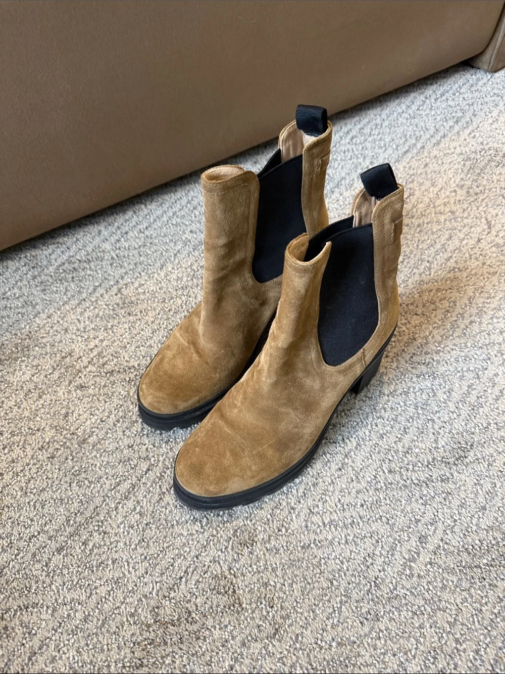 Veronica Beard Tan Suede Chelsea Boots with Black -sz8